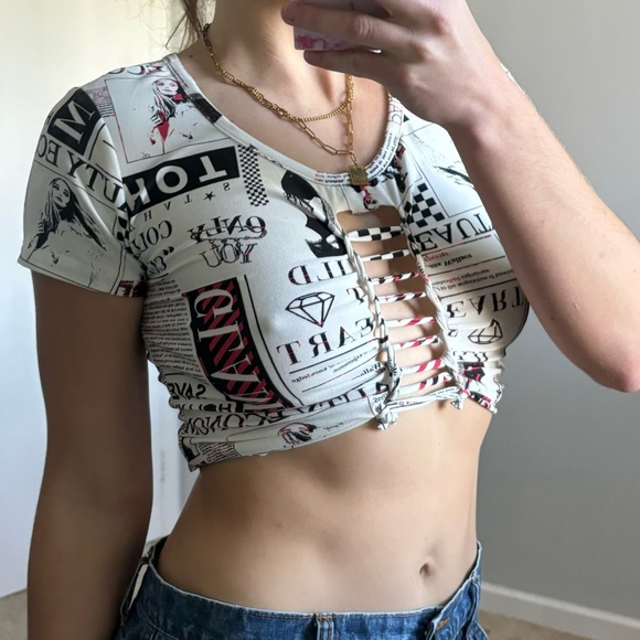 Fashion Graphic Cut Out Crop Top Size M - Picture 4 of 10